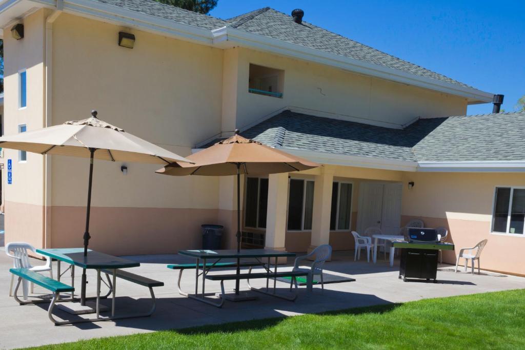 Shasta Pines Motel & Suites Burney Ngoại thất bức ảnh