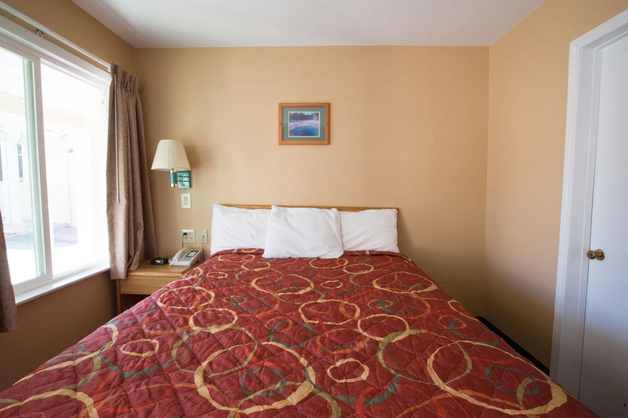 Shasta Pines Motel & Suites Burney Ngoại thất bức ảnh